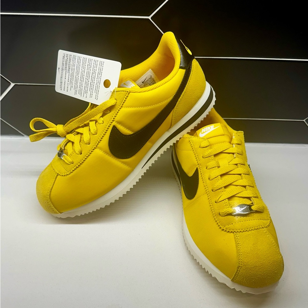 NIB NIKE Cortez Vivid Sulphur/ Black/ Sail White        W 9.5/ M 8